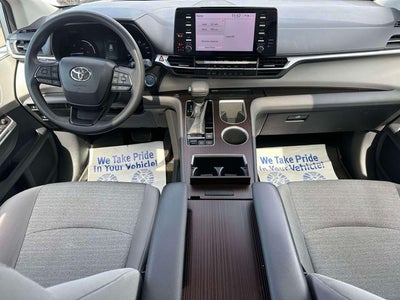 2022 Toyota Sienna LE 8 Passenger